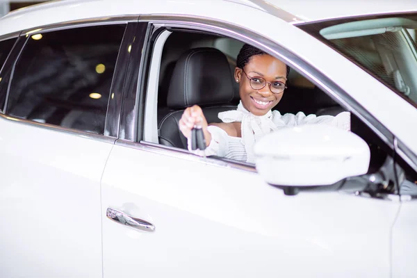 Africká žena s jejím novým zobrazeno klíčem auto — Stock fotografie