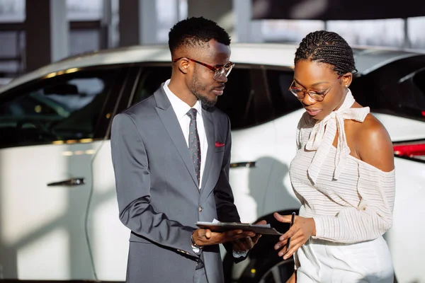 흑인 여성을 자동차 딜러 보여주는 차량 — 스톡 사진