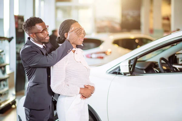 Preto homem dando surpresa para esposa comprando novo carro — Fotografia de Stock