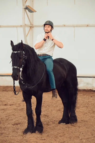 Hombre con camisa montada en un caballo marrón — Foto de Stock