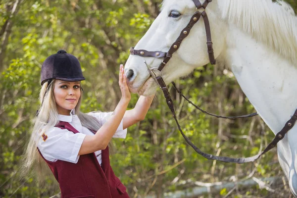 Hermosa chica acariciando caballo fuera —  Fotos de Stock