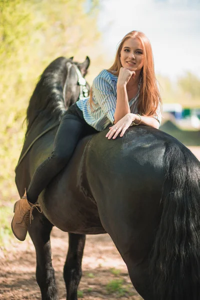 Jongere meisje met lang haar, liggend op de hals van het paard — Stockfoto