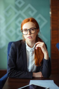 kadın giyim gözlük iş molası sırasında dijital Tablet