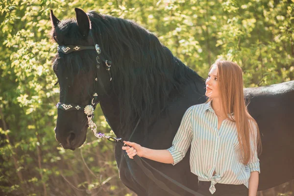 Bela menina morena com cabelos longos posando com um cavalo vermelho na floresta — Fotografia de Stock