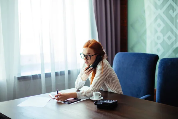 Geschäftsfrau arbeitet im Büro — Stockfoto