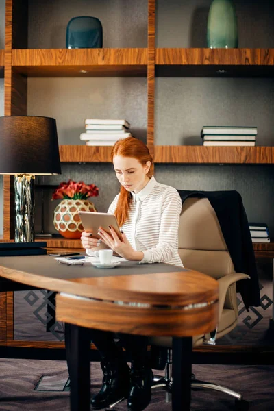 Geschäftsfrau trägt Brille mit digitalem Tablet im Büro — Stockfoto