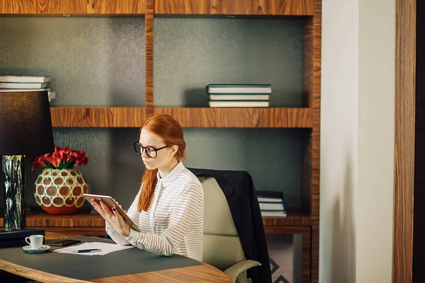 Geschäftsfrau trägt Brille mit digitalem Tablet im Büro — Stockfoto