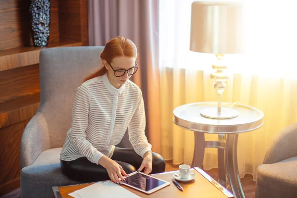 Zakenvrouw bril digitale tablet gebruiken in office — Stockfoto