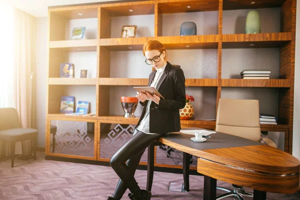 Attraktive Geschäftsfrau, die im Büro an einem digitalen Tablet arbeitet. — Stockfoto