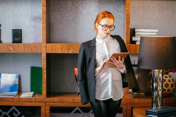 Gafas de uso femenino trabajan en la tableta digital durante el descanso —  Fotos de Stock