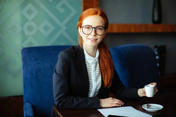 Hermosa mujer joven sosteniendo la tableta digital y mirando a la cámara con sonrisa — Foto de Stock