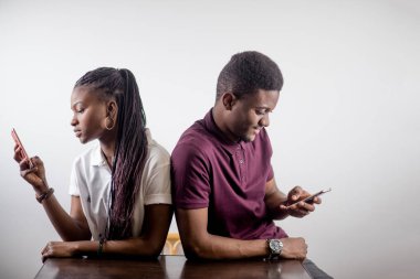 Afrikalı çift cep telefonları bir elinde tutan