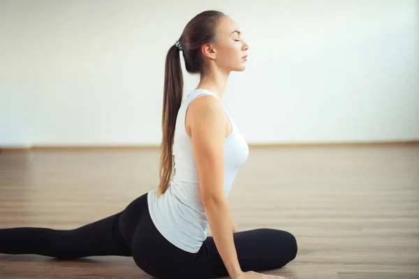Женщина практикует йогу позировать на йоге здоровый спортивный зал — стоковое фото