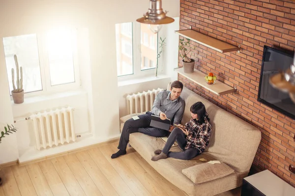 Paar van studenten voorbereiden op examens. bovenaanzicht — Stockfoto