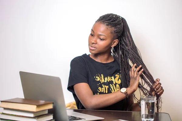 Student vrouw die werkt met laptop — Stockfoto