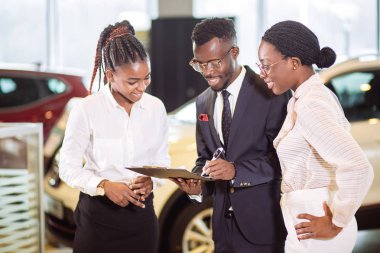 Arabanın anahtarını satıcı showroom getting ve imzalama Afrikalı çift sözleşme