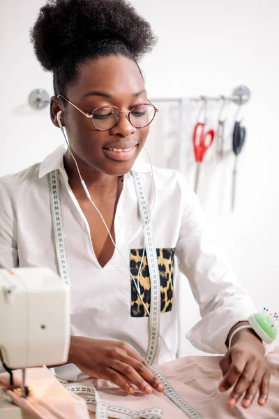 Couturière africaine travaillant avec du tissu prend des mesures — Photo