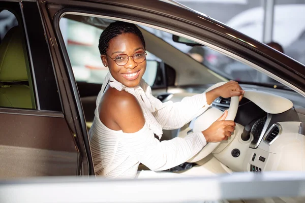 Alegre Africano feminino motorista dentro carro — Fotografia de Stock