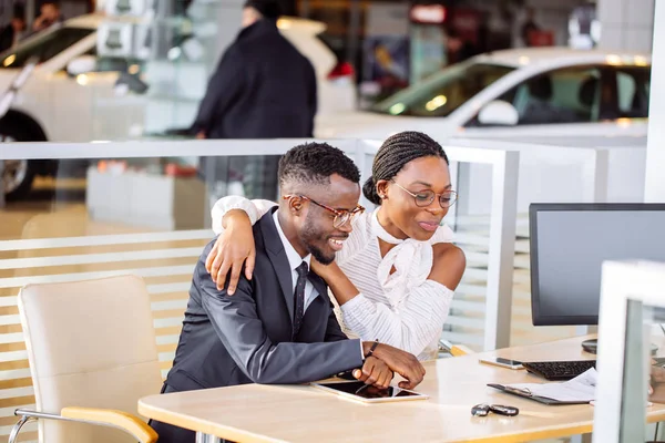 Ευτυχισμένο ζευγάρι Αφρικής με έμπορο που αγοράζουν αυτοκίνητο δείχνουν auto ή σαλόνι — Φωτογραφία Αρχείου