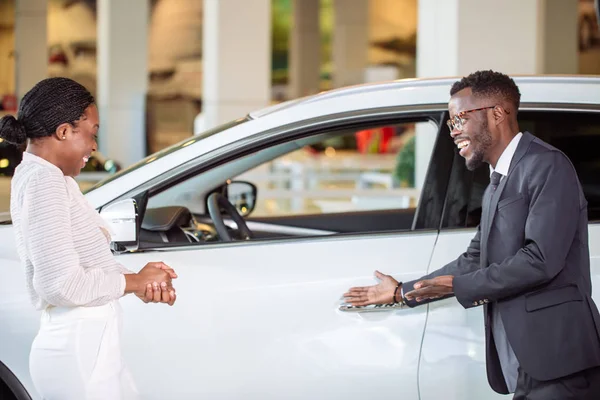 African woman surprised by new car, gift for my beautiful wife — Stock Photo, Image