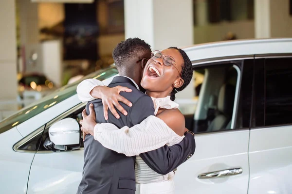 Casal coletando carro novo do vendedor no lote — Fotografia de Stock