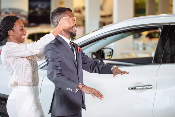 Preto homem dando surpresa para esposa comprando novo carro — Fotografia de Stock