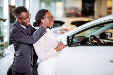 siyah adam vererek sürpriz için karısı tarafından satın alma yeni bir araba