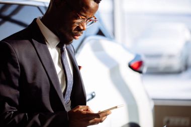 akıllı telefon showroom kullanarak Afrika araba satıcısı