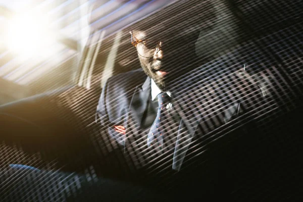 Guapo africano elegante hombre serio conduce un coche — Foto de Stock