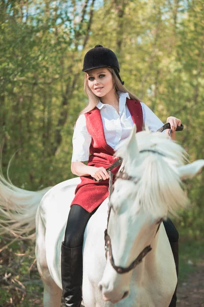 Bruneta žena na koni černý kůň na letní zelené forest. — Stock fotografie