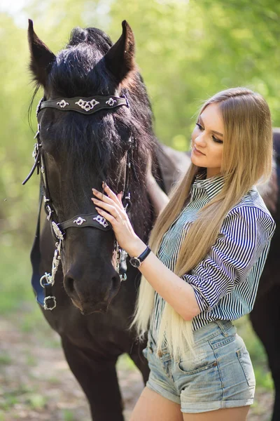 美丽的女孩抚摸马外面 — 图库照片
