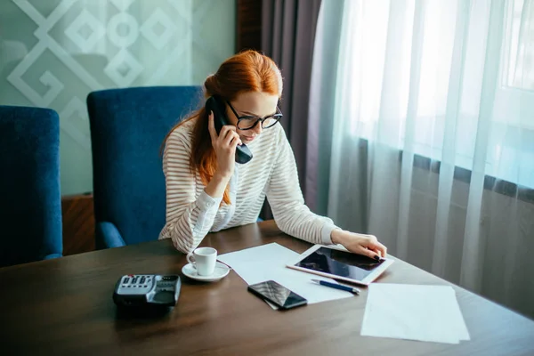 Geschäftsfrau arbeitet im Büro — Stockfoto