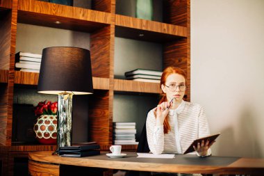 kadın giyim gözlük iş molası sırasında dijital Tablet