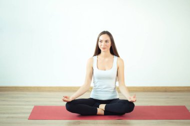 Genç kadın ise pratik yoga meditasyon