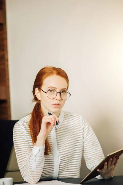 Kobieta nosi okulary pracy na tablecie cyfrowe podczas przerwy — Zdjęcie stockowe