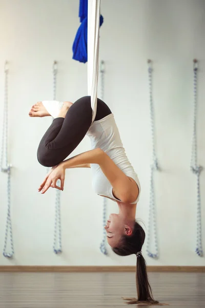 Pose de loto en aero yoga anti gravedad. Ejercicios aéreas —  Fotos de Stock