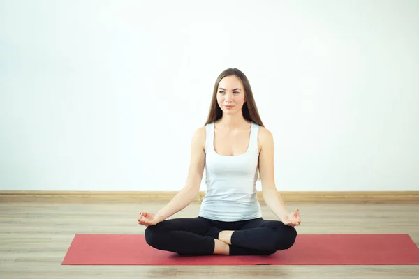 Mujer joven medita mientras practica yoga — Foto de Stock