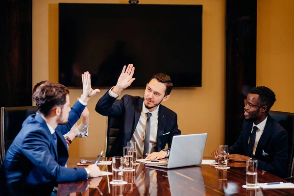 Equipe de negócios dando alta cinco gesto como eles riem e alegrar o seu sucesso — Fotografia de Stock