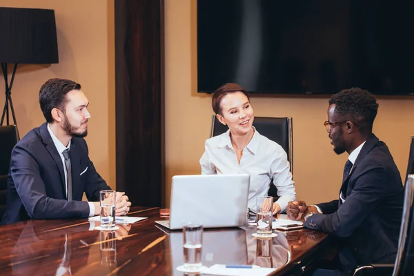 Женщина-босс разговаривает с бизнес-командой — стоковое фото