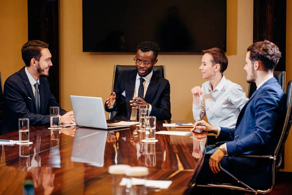 Smart affärspartners använder laptop vid möte — Stockfoto