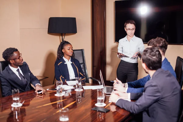 Деловые женщины, взаимодействующие на встрече в современном офисе — стоковое фото