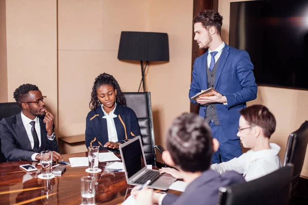 Empresário apresentando aos colegas na reunião — Fotografia de Stock