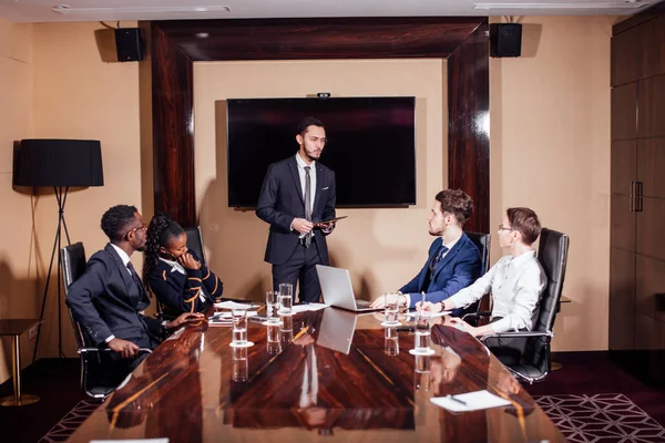 Бізнесмен презентує колегам на зустрічі — стокове фото