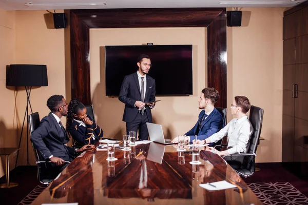 Empresário apresentando aos colegas em uma reunião — Fotografia de Stock