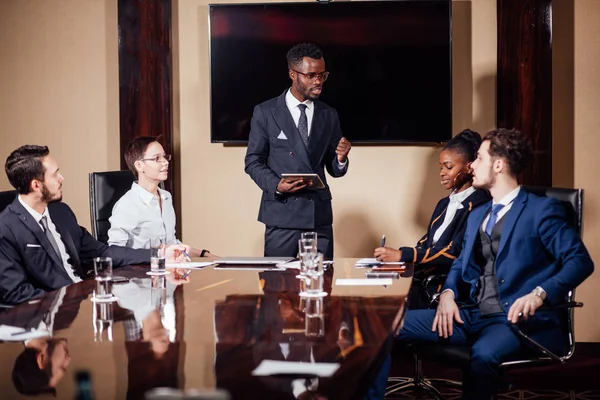 Africano americano homem de negócios dando apresentação aos associados — Fotografia de Stock