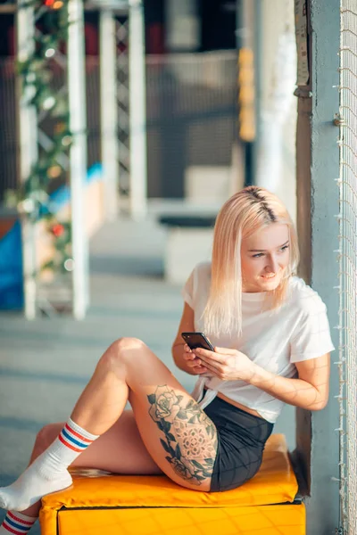 Chica descansando después de saltar en trampolín — Foto de Stock