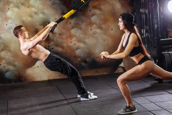 Entrenamiento de pareja joven y deportiva en el gimnasio — Foto de Stock