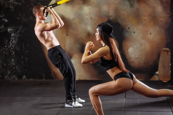 Entrenamiento de pareja joven y deportiva en el gimnasio — Foto de Stock