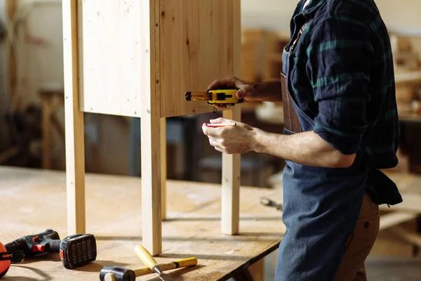 Carpintero trabajando en su carpintería o taller — Foto de Stock