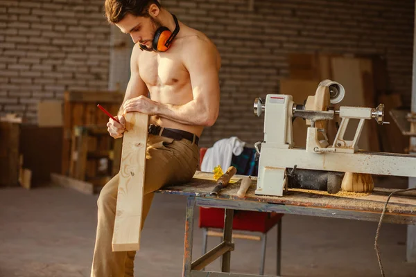 Carpintero usando Straightedge para dibujar la línea a bordo . — Foto de Stock